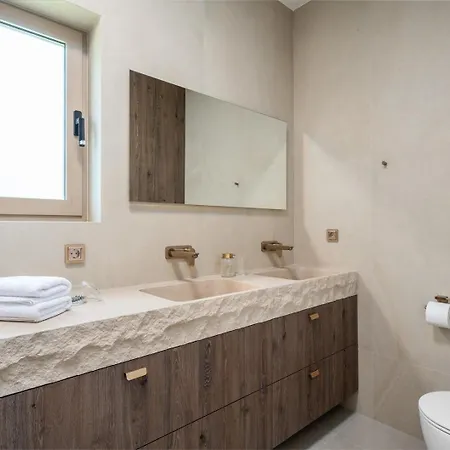 Veluri With 4 Bedrooms And Heated Pool Villa