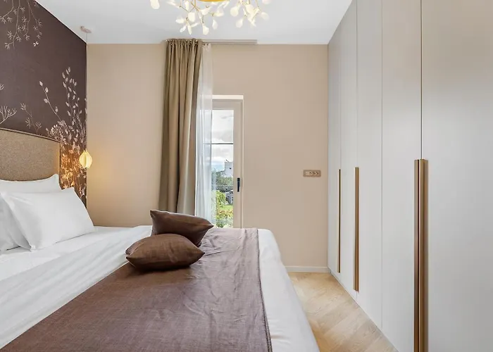 Veluri With 4 Bedrooms And Heated Pool Vila Kastela