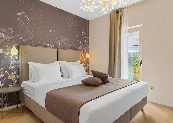 Vila Veluri With 4 Bedrooms And Heated Pool Kastela