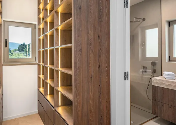 Veluri With 4 Bedrooms And Heated Pool Vila