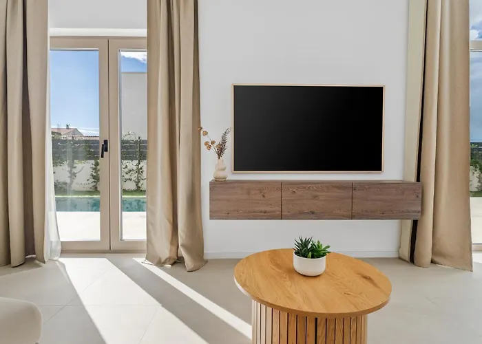 Vila Veluri With 4 Bedrooms And Heated Pool Kastela