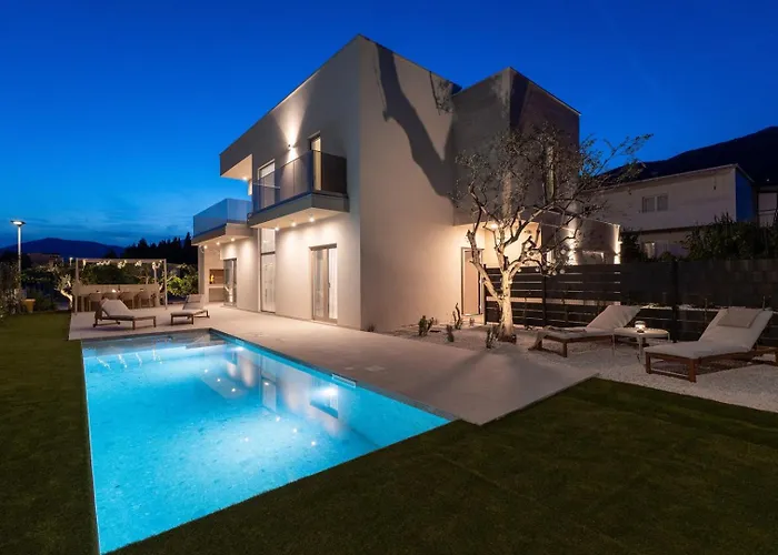 Veluri With 4 Bedrooms And Heated Pool Kastela