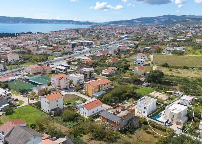 Veluri With 4 Bedrooms And Heated Pool * Kastela