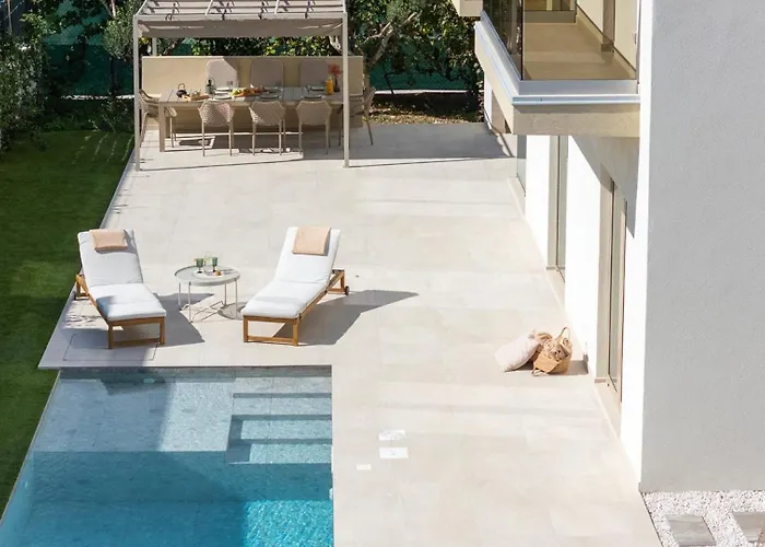 Veluri With 4 Bedrooms And Heated Pool Vila