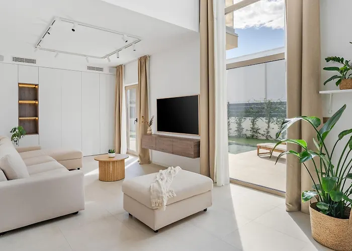 Veluri With 4 Bedrooms And Heated Pool Kastela