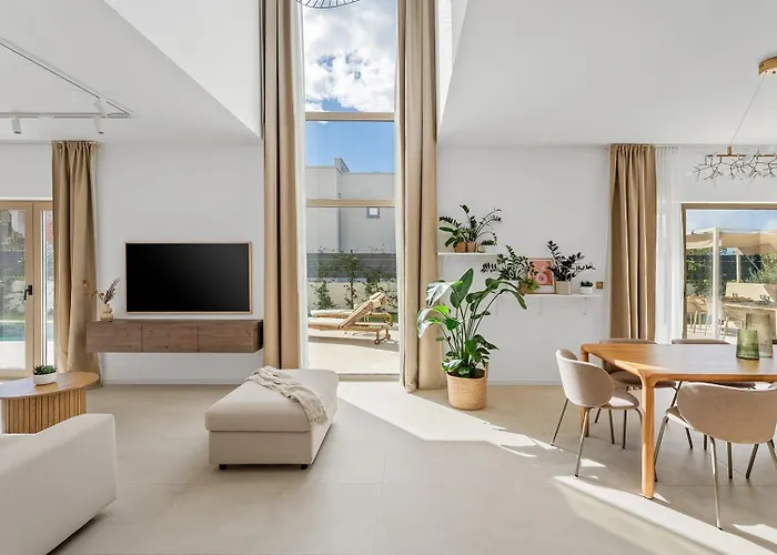 Veluri With 4 Bedrooms And Heated Pool Vila *