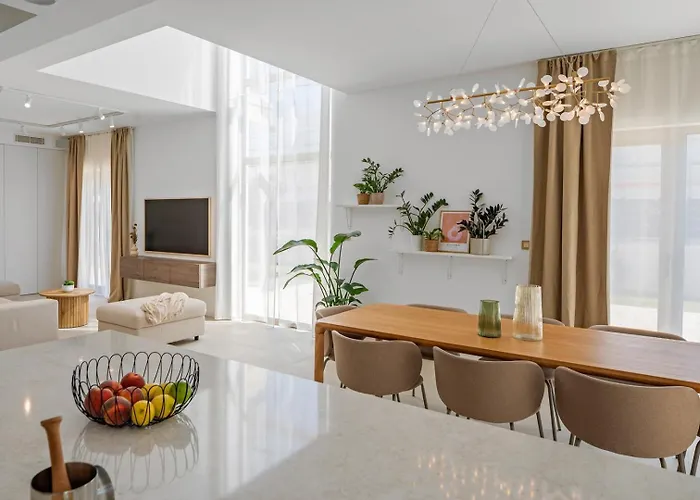 Vila Veluri With 4 Bedrooms And Heated Pool