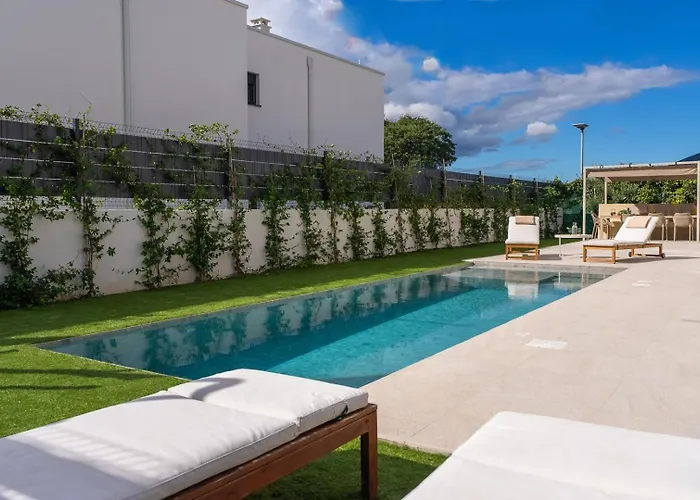 Vila Veluri With 4 Bedrooms And Heated Pool Kastela