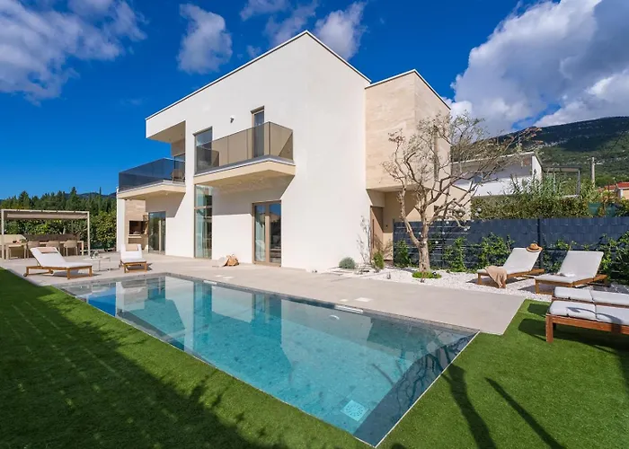 Veluri With 4 Bedrooms And Heated Pool Vila Kastela