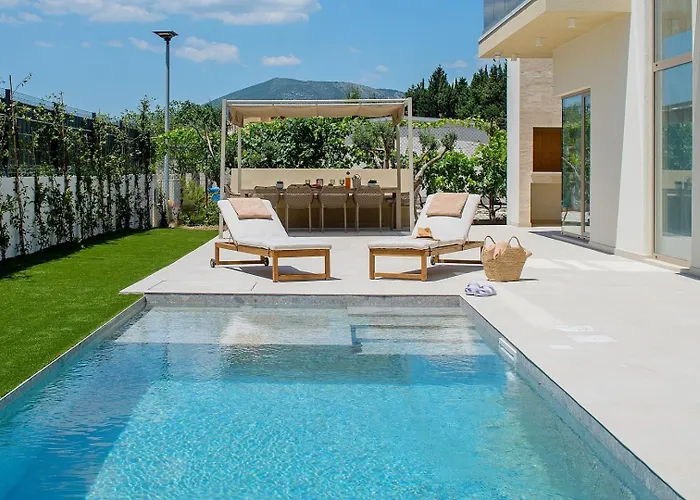 Vila Veluri With 4 Bedrooms And Heated Pool Kastela