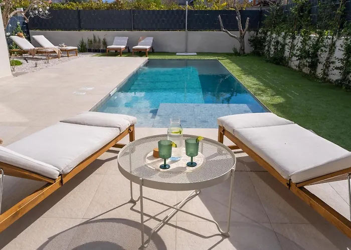 Veluri With 4 Bedrooms And Heated Pool Kastela