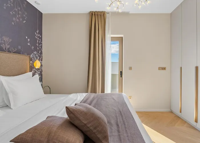 Vila Veluri With 4 Bedrooms And Heated Pool Kastela